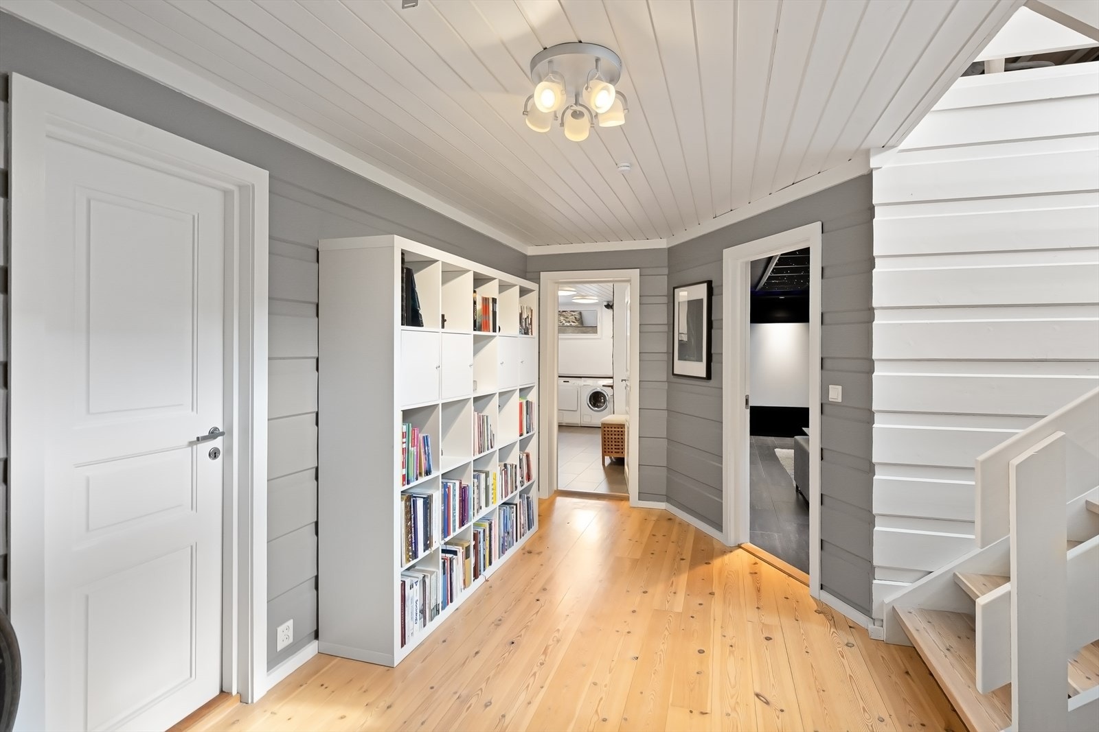 Her er det god plass i trappegang til skap, hyller eller annet oppbevaringsmøblement Galleribilde