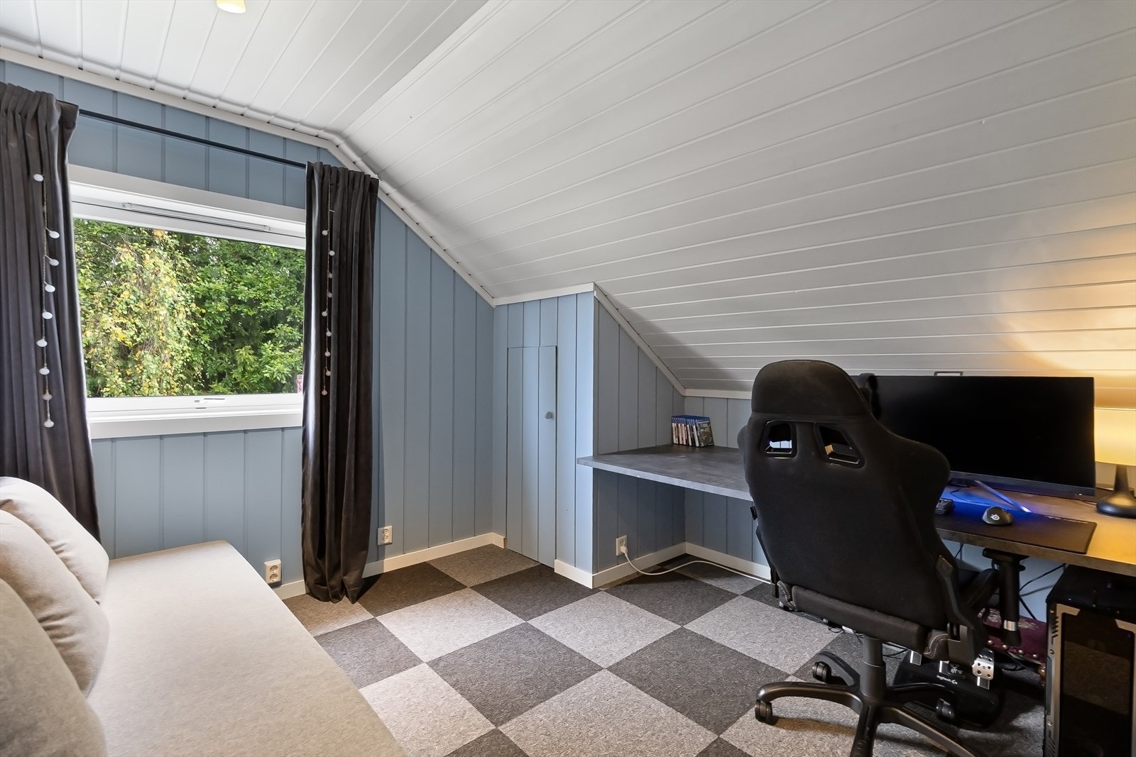 Lagringsplass i knevegg på begge disse soverommene Galleribilde