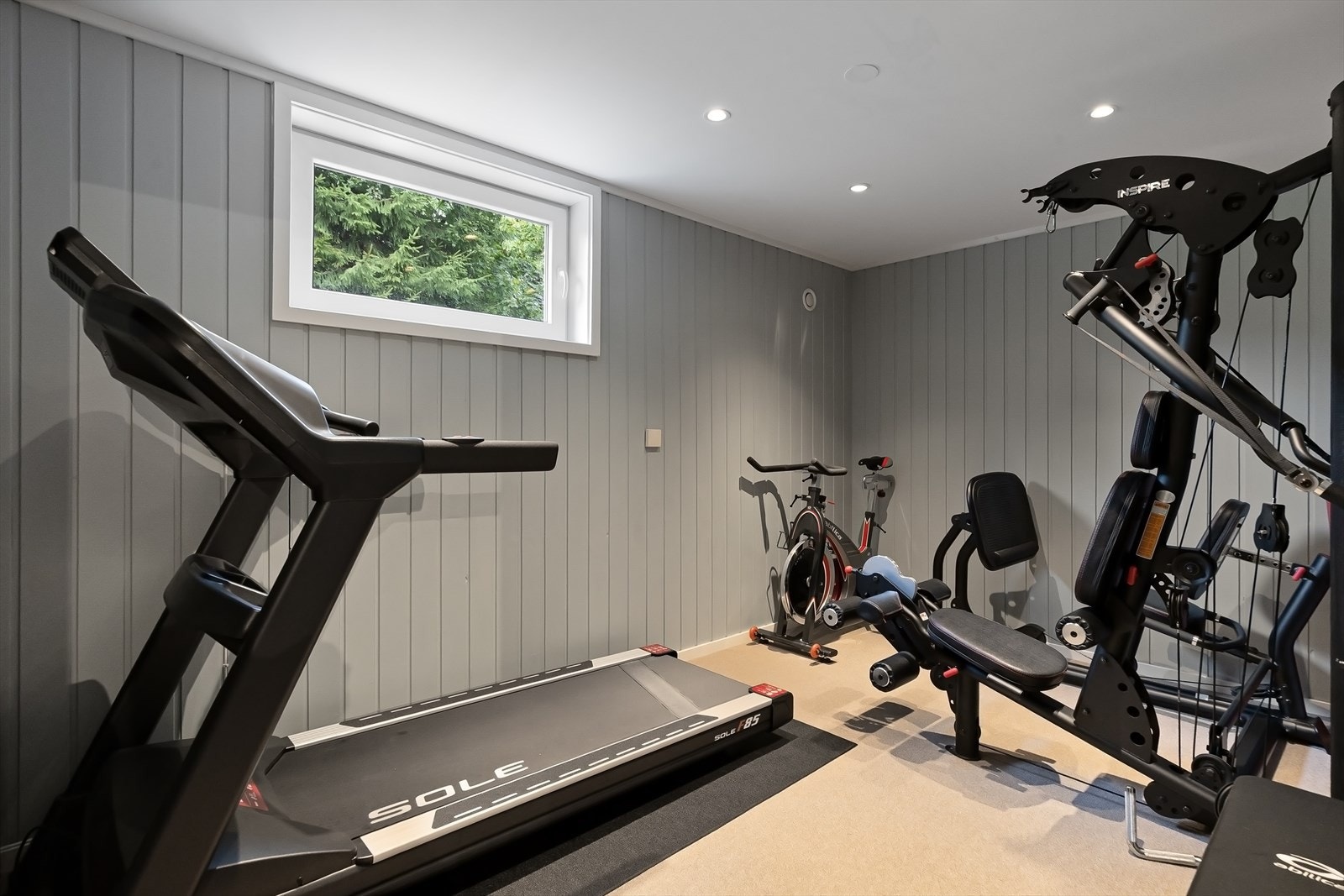 Flott rom som benyttes som treningsrom. God plass til treningsutstyr, hyller e.l. Alternativt et fint hjemmekontor eller gjesterom Galleribilde