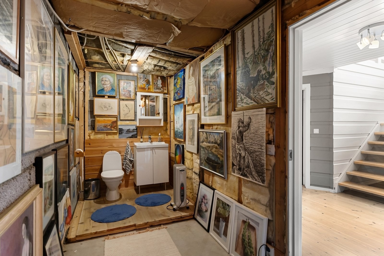 Stort og praktisk rom med mye lagringsplass, samt toalett og servant. Rommet kan evt. deles opp, dersom man ønsker et mindre toalettrom (med tilgang fra gang), eller gjøres om til et stort bad Galleribilde