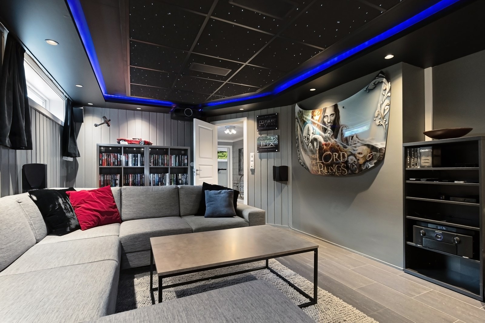 Et flott oppholdsrom for barna når de har venner på besøk, ekstra TV-stue/kinorom eller hjemmekontor Galleribilde