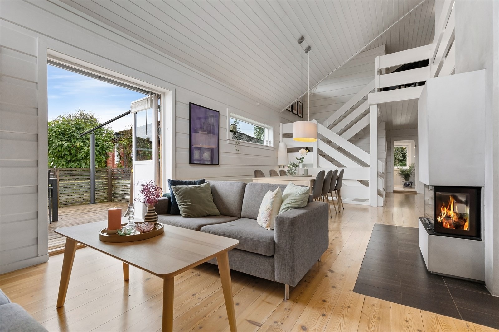 Åpen himling mot 2. etasje gir generøs takhøyde i den flotte stuen Galleribilde