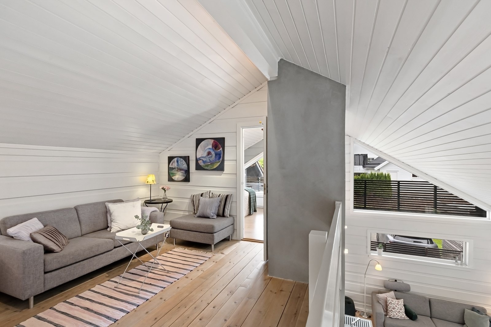 Et av boligens soverom ligger innenfor loftstuen, og her er det muligheter for å slå dette sammen til et stort hovedsoverom Galleribilde