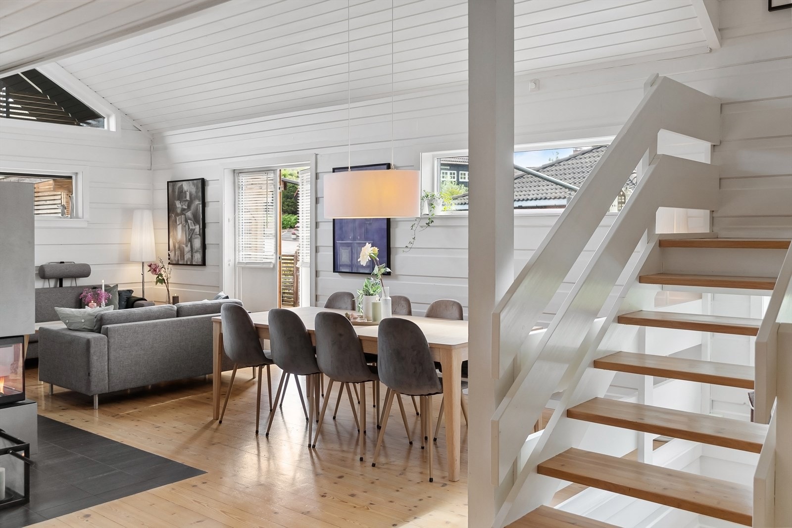 Eiendommen holder en gjennomgående god standard, og det er gjort en rekke oppgraderinger og oppussing i senere tid Galleribilde