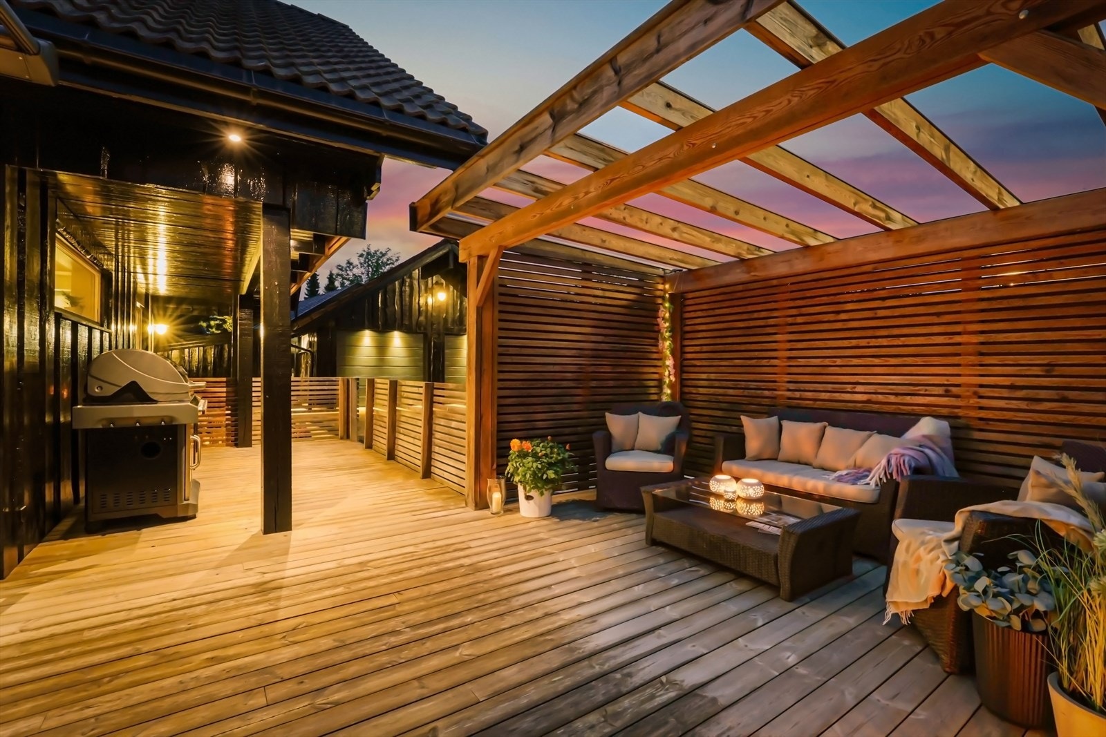 Pergolaen skaper et usjenert og meget hyggelig uterom Galleribilde