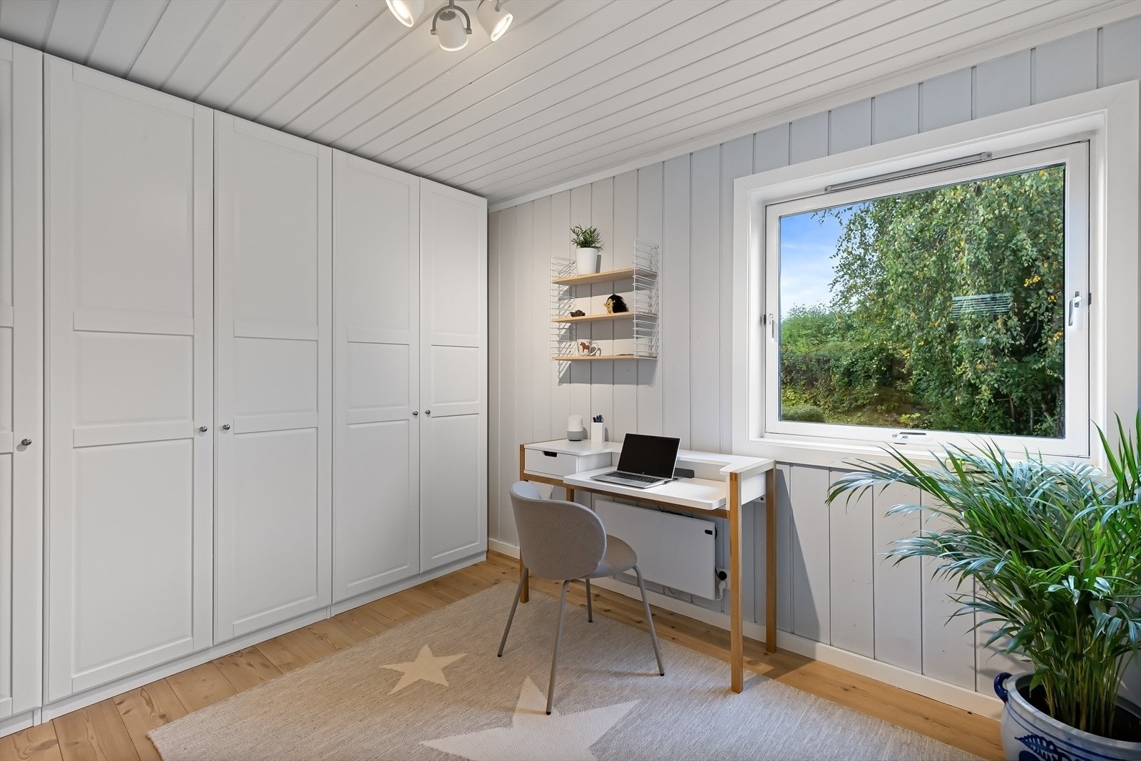 Soverom 2 er lyst og romslig, og innredet med flere garderobeskap Galleribilde