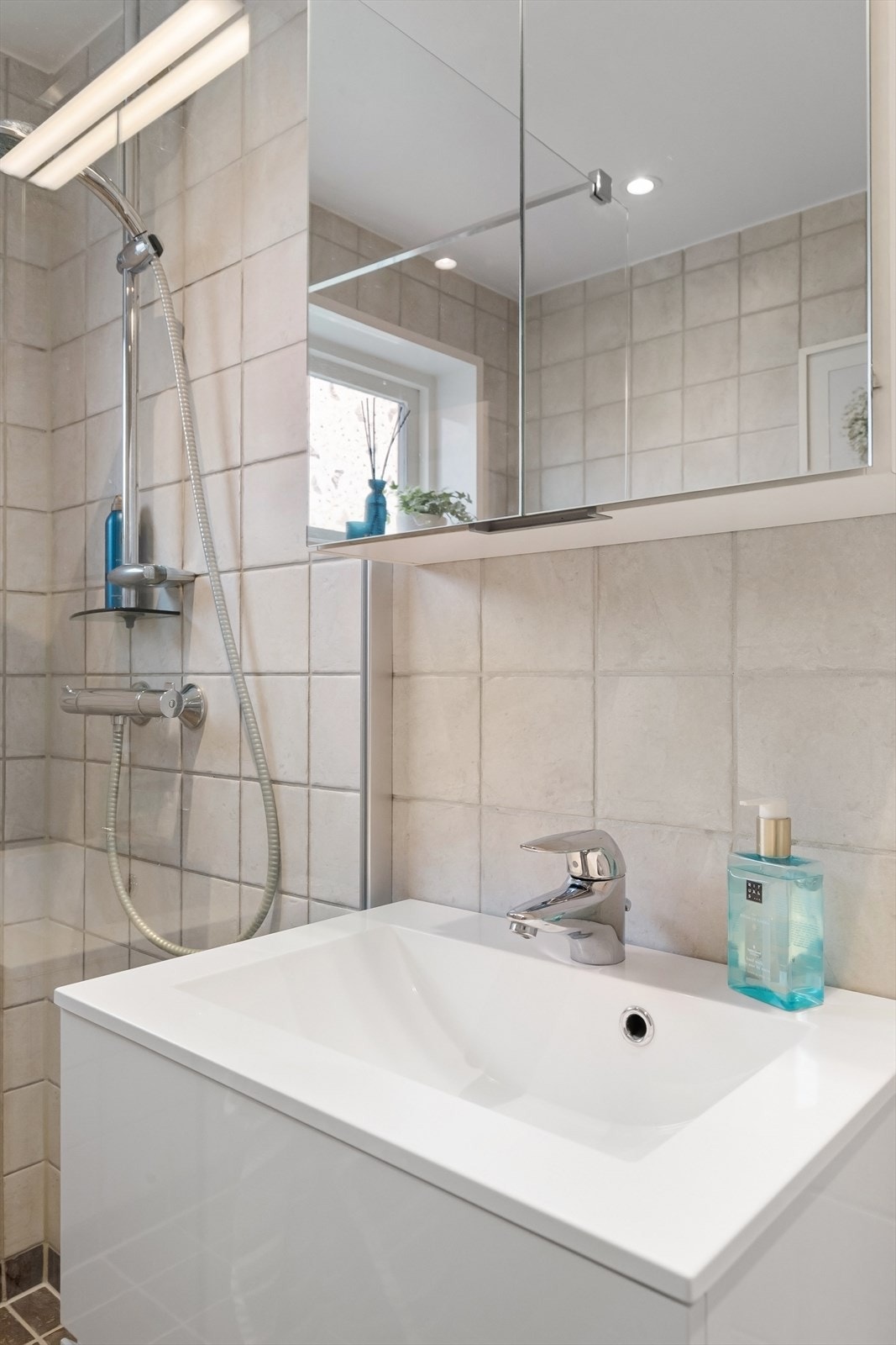 Badet har varmekabler i gulv, og downlights i himling Galleribilde