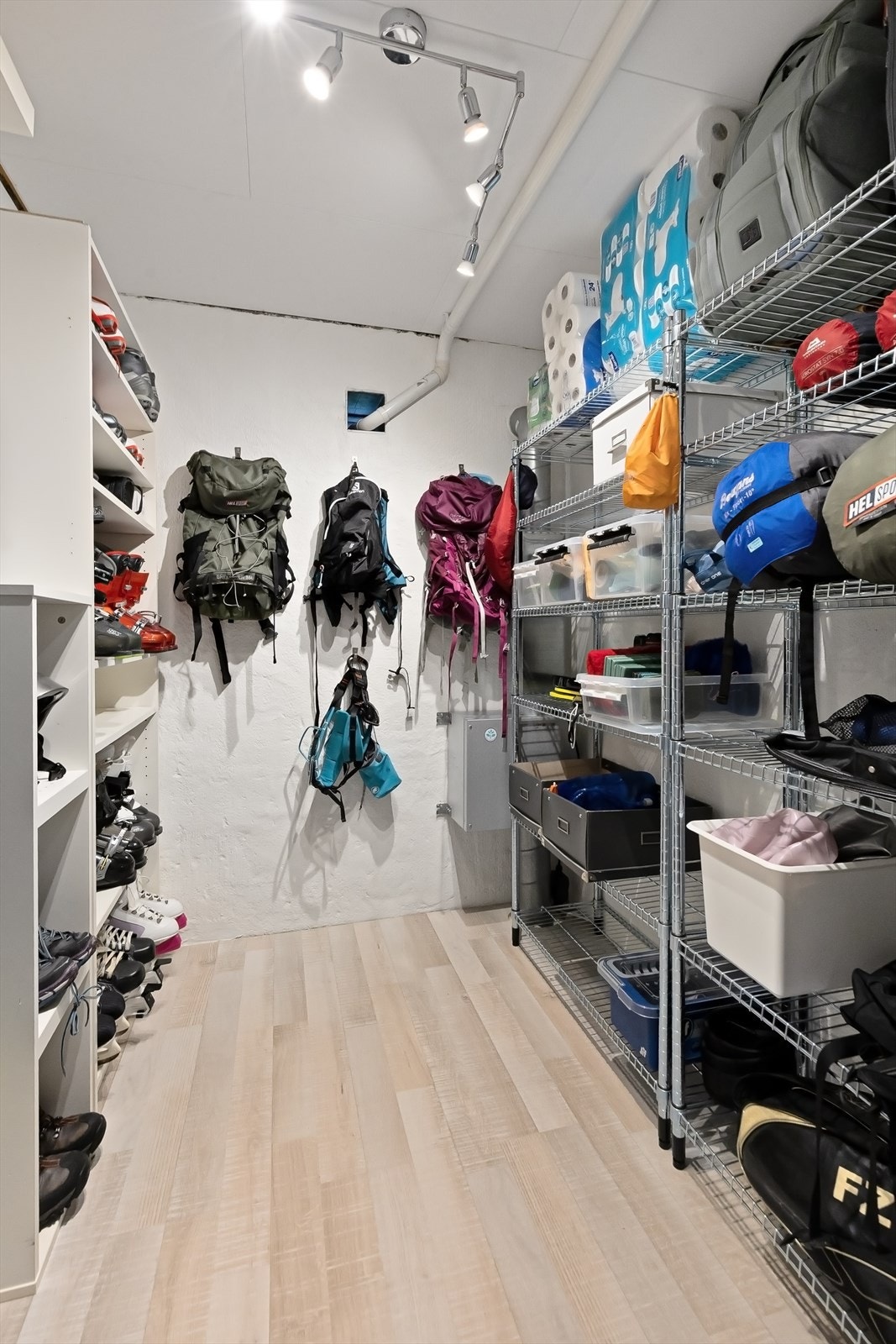 Underetasjen har flere boder, noe som gir god lagringsplass for turutstyr, klær, mat, tørrvarer m.m. Plass til ekstra fryser og kjøleskap. Alle boder er utstyrt med hyllesystemer Galleribilde