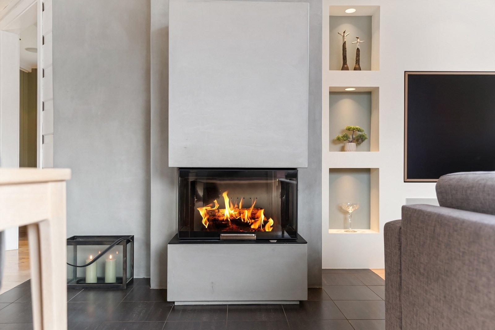 Lun og fin peis fra 2023, gir god varme på kalde vinterdager Galleribilde