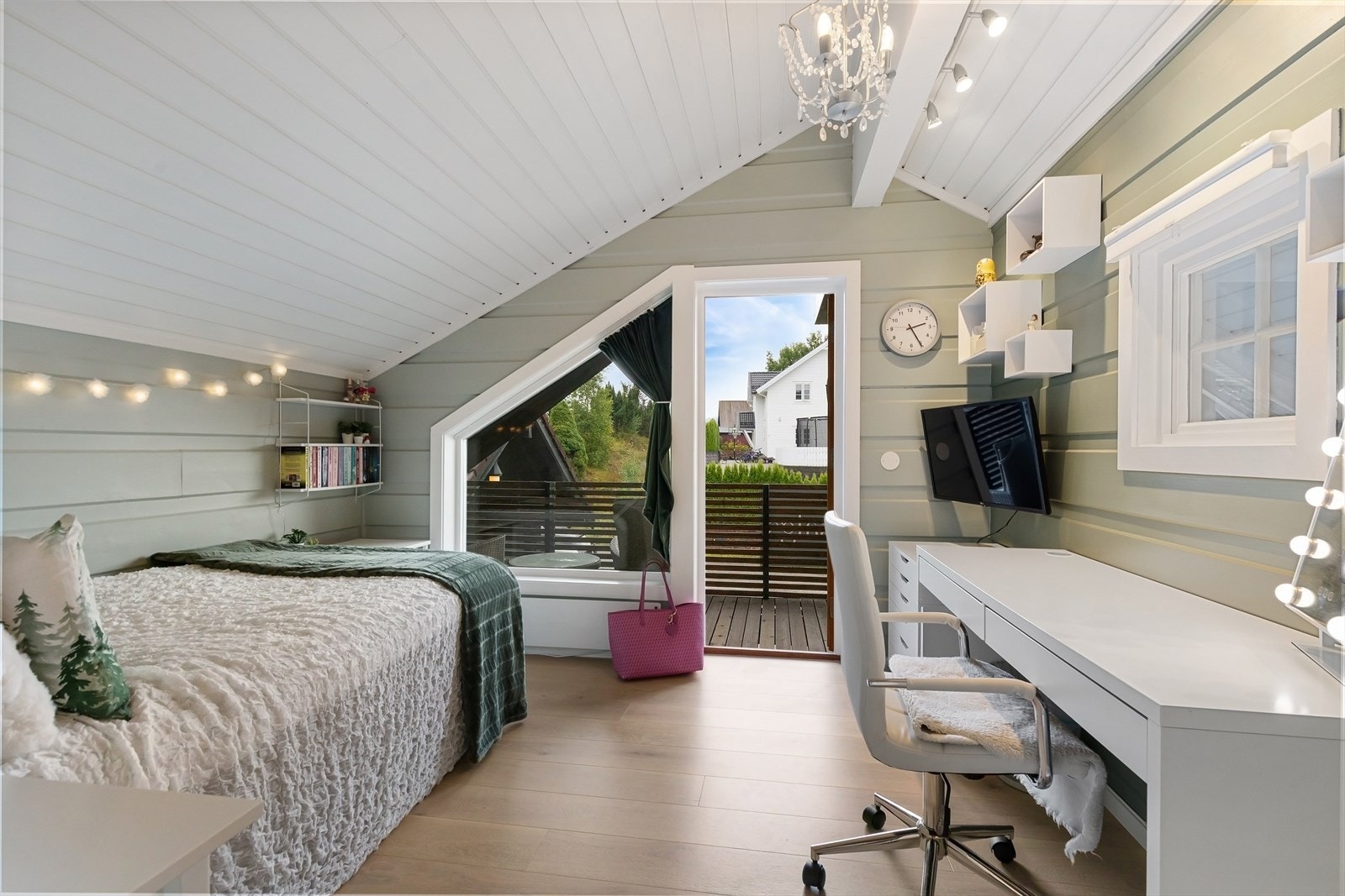 Boligen har tre gode soverom i 2. etasje. Alle rom av god størrelse, med plass til seng, skap, kommode, skrivebord e. Galleribilde