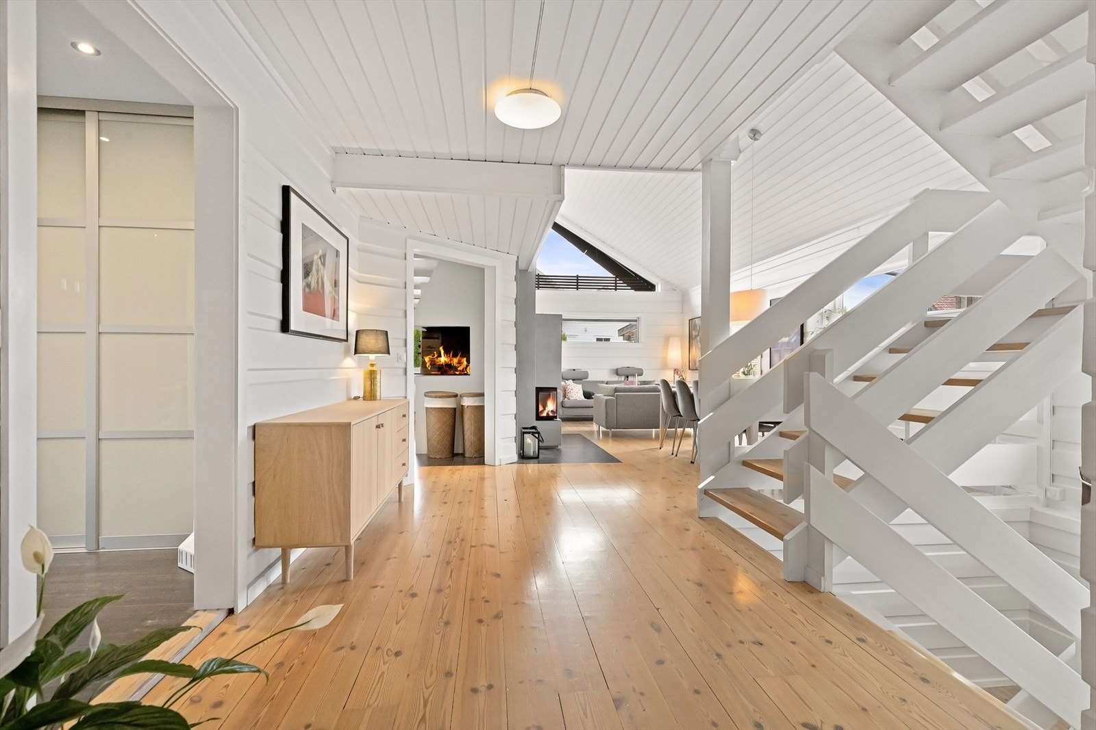 Det er god plass til oppbevaringsmøblement i den store stuen Galleribilde