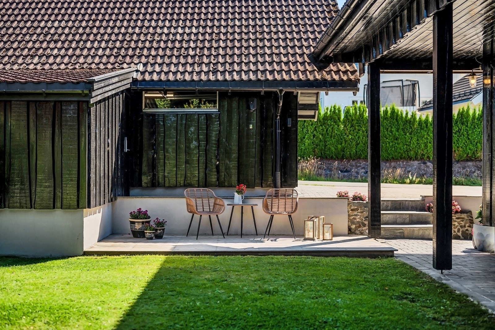 Ved inngangspartiet er det en fin terrasse der morgensolen kan nytes Galleribilde