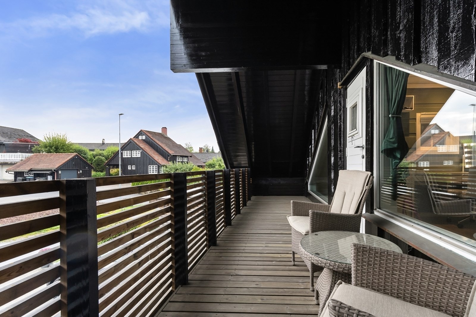 Fra et av soverommene er det utgang til en stor og fin veranda Galleribilde