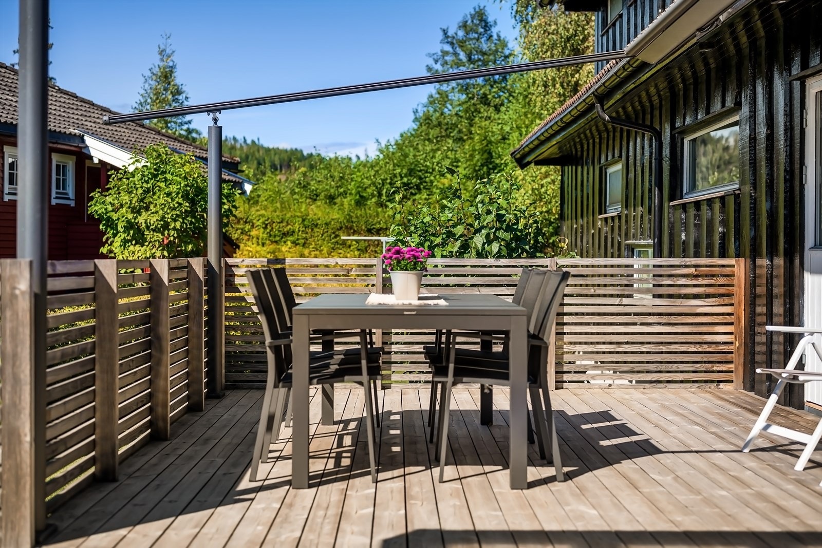 Fin uteplass med enkel tilgang fra stue og kjøkken Galleribilde