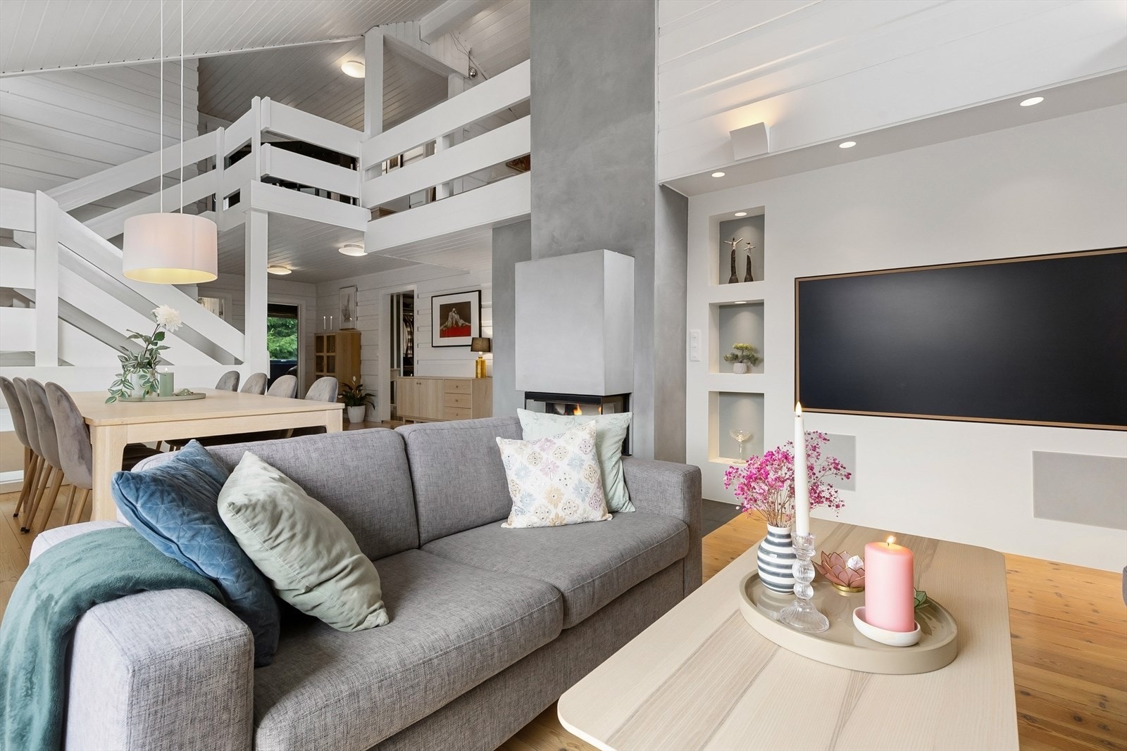 Boligen har gjennomgående lyse malte overflater, samt tregulv og fliser på gulv Galleribilde