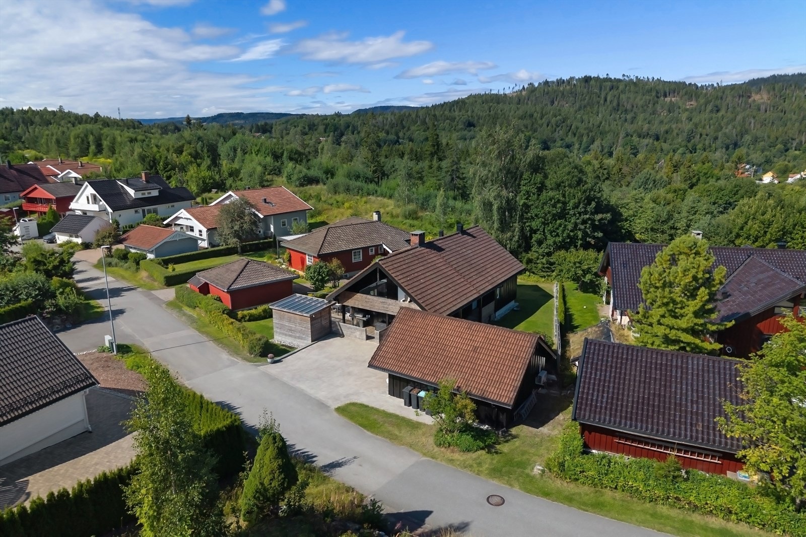 Eiendommen har en flott beliggenhet i en rolig blindvei, i et veletablert, attraktivt og barnevennlig boligområde Galleribilde