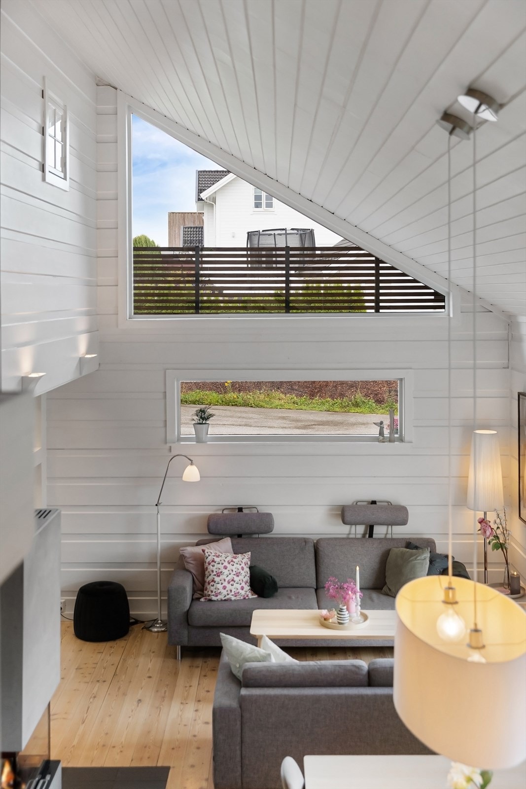 Boligen har store vindusflater som gir rikelig med naturlig lys, og skaper en god atmosfære Galleribilde