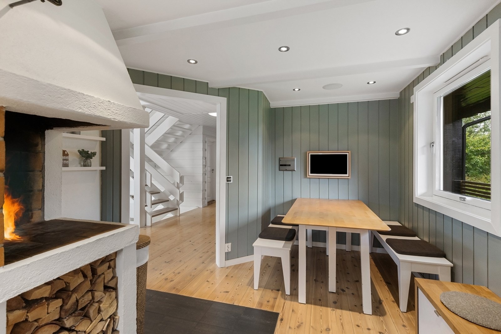 Kjøkkenet er malt i en delikat grønnfarge, har tregulv og downlights i himling Galleribilde