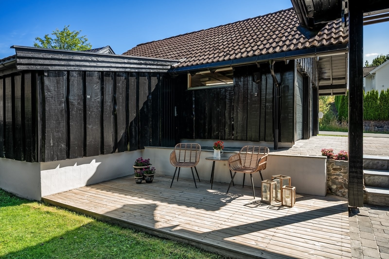 Tilgang til bod og garasje via dør bak uteplassen Galleribilde