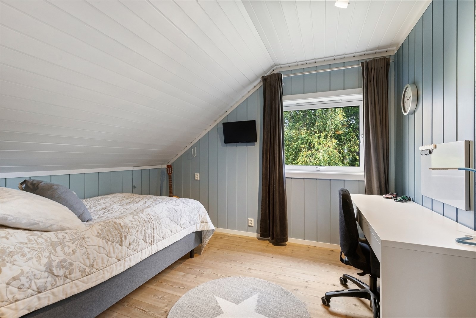 Lyse, fine soverom med god plass til seng, skap og skrivebord Galleribilde