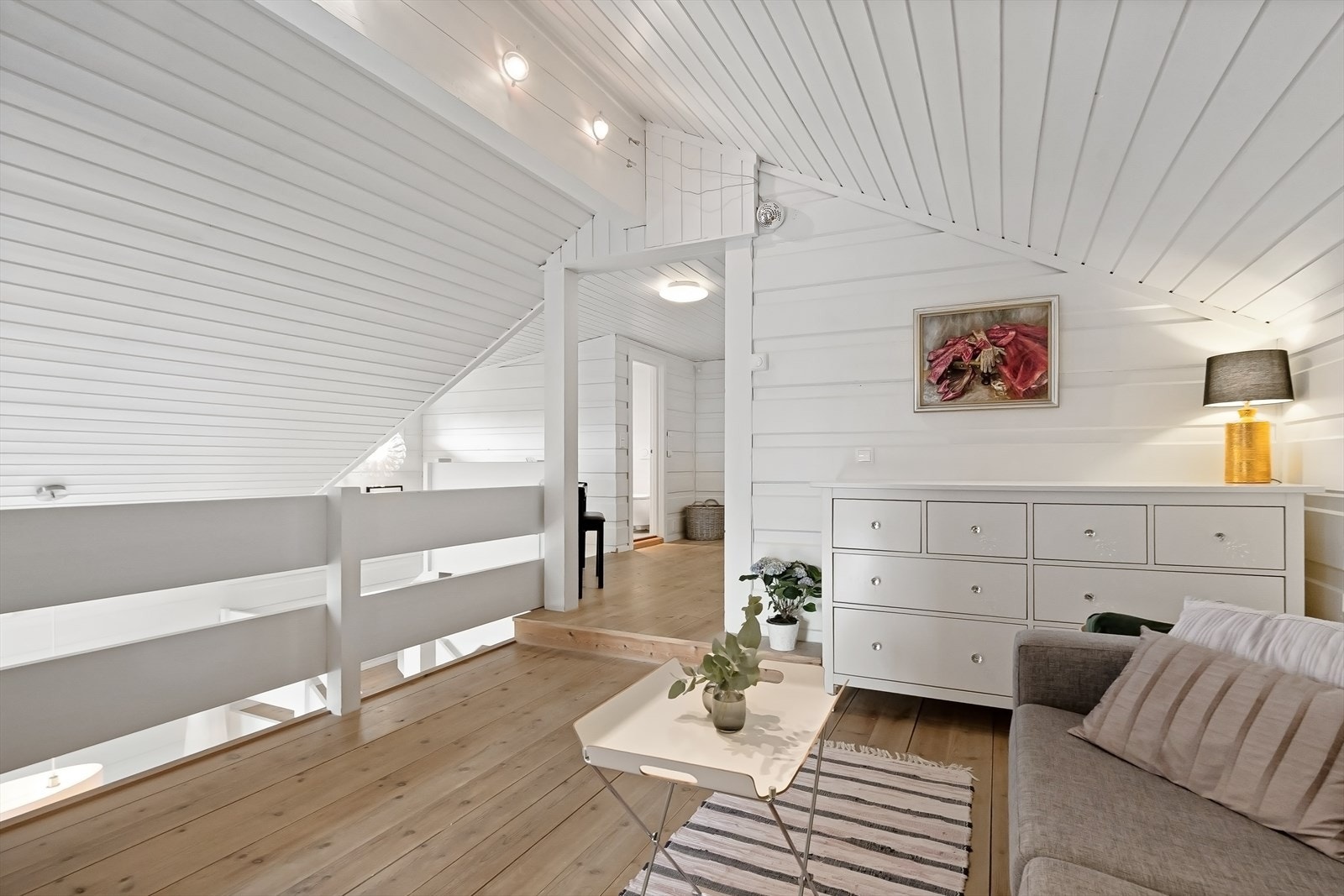 Lys og hyggelig loftstue med god plass til sofagruppe og TV-møblement Galleribilde