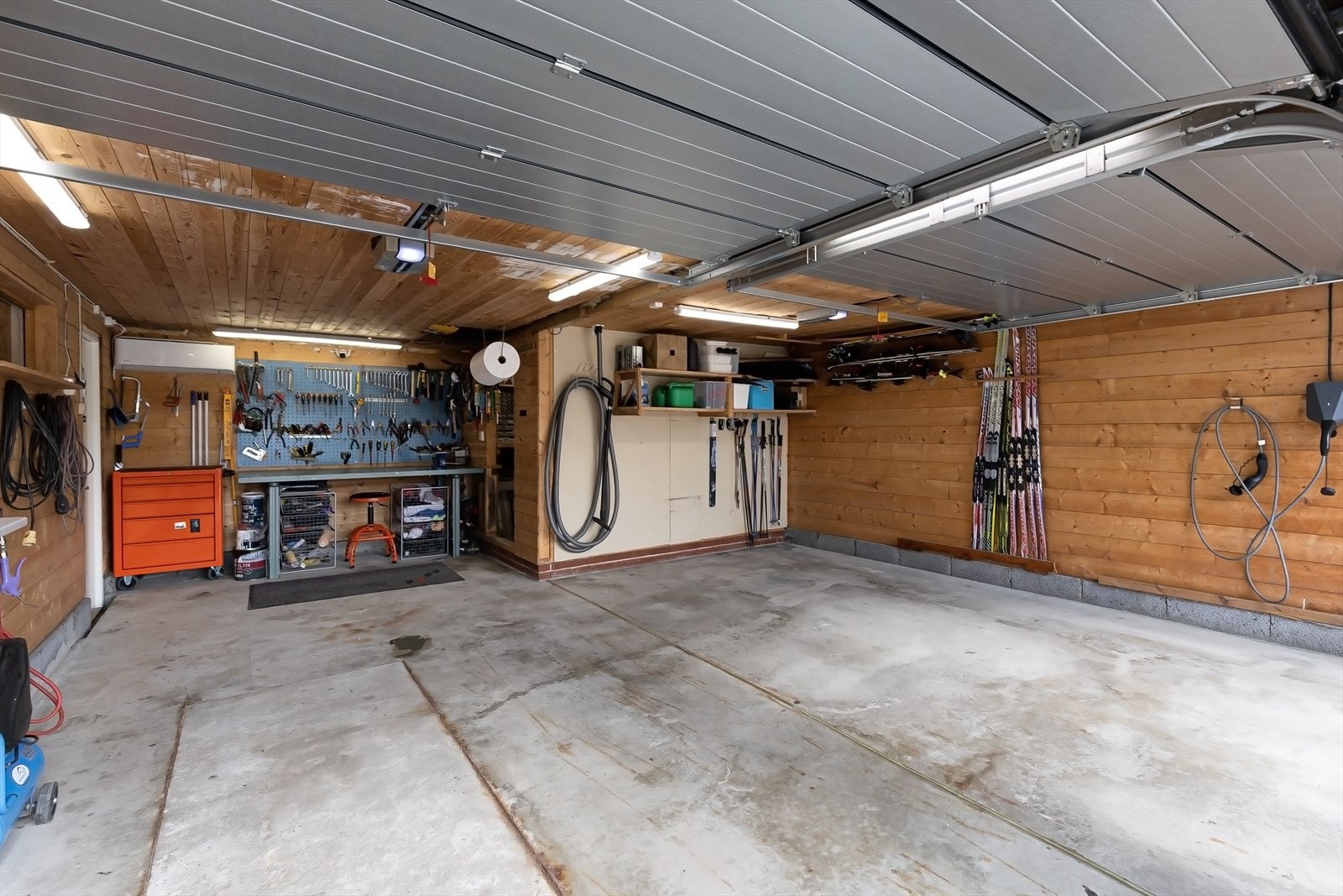 Stor dobbelgarasje med plass til to biler, samt mye lagring i bod og på loft Galleribilde