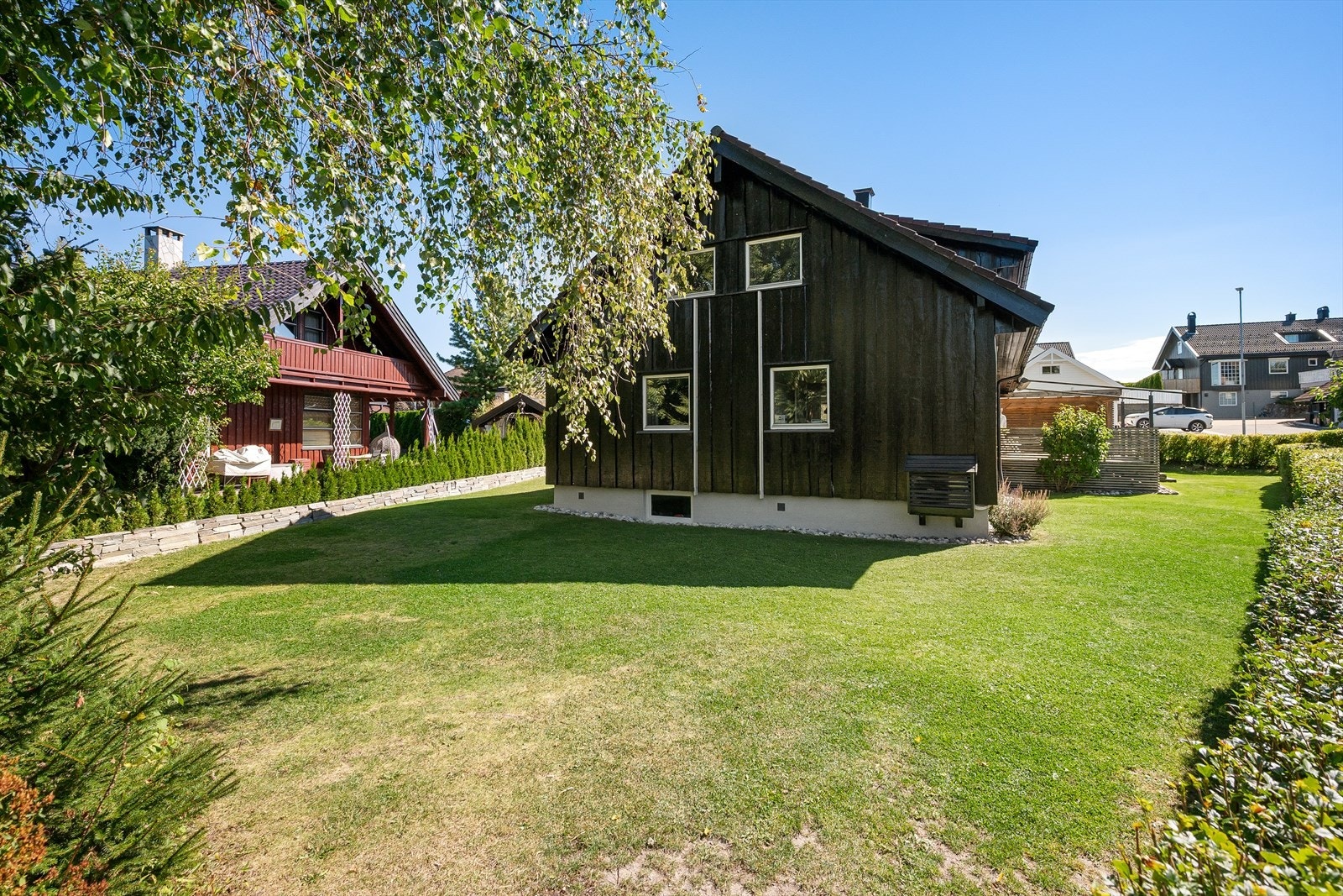 God plass til både trampoline, dukkestue, og lek for små og store i hagen Galleribilde