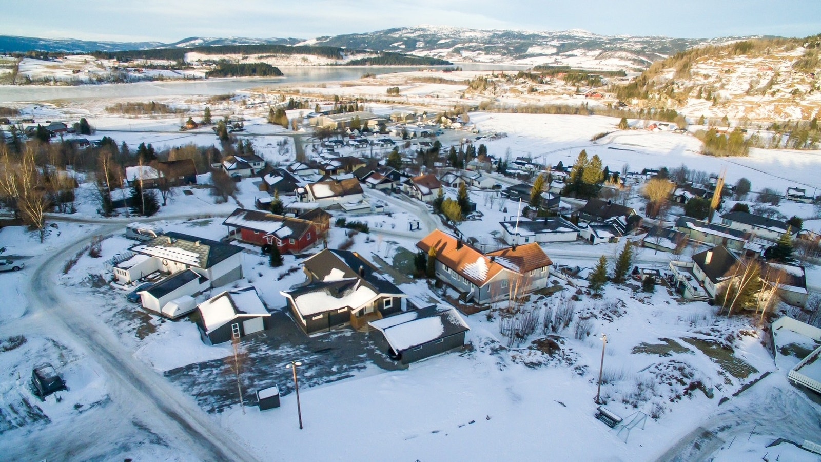 Eiendommen ligger fint til i et rolig og barnevennlig område. Galleribilde