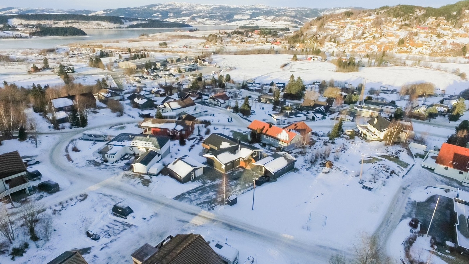 Velkommen til Grindvegen 26! En innholdsrik enebolig med gjennomgående god standard og tilbygg fra 2024. Galleribilde