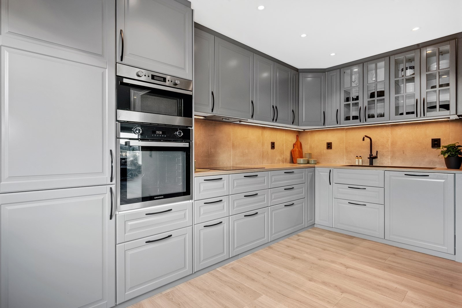 Stort og fint kjøkken med innredning fra 2016 og 2023 Galleribilde