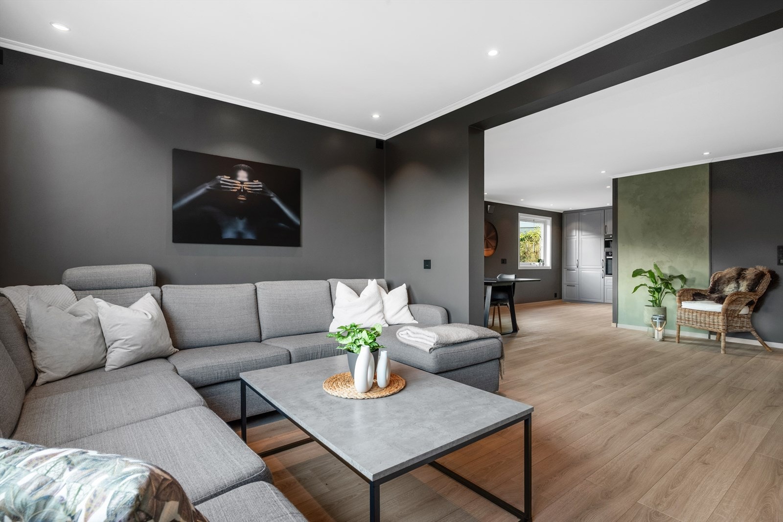 Boligen er oppgradert i senere tid hvor bl.a. det meste av innvendige overflater er pusset opp i perioden 2022/23 Galleribilde