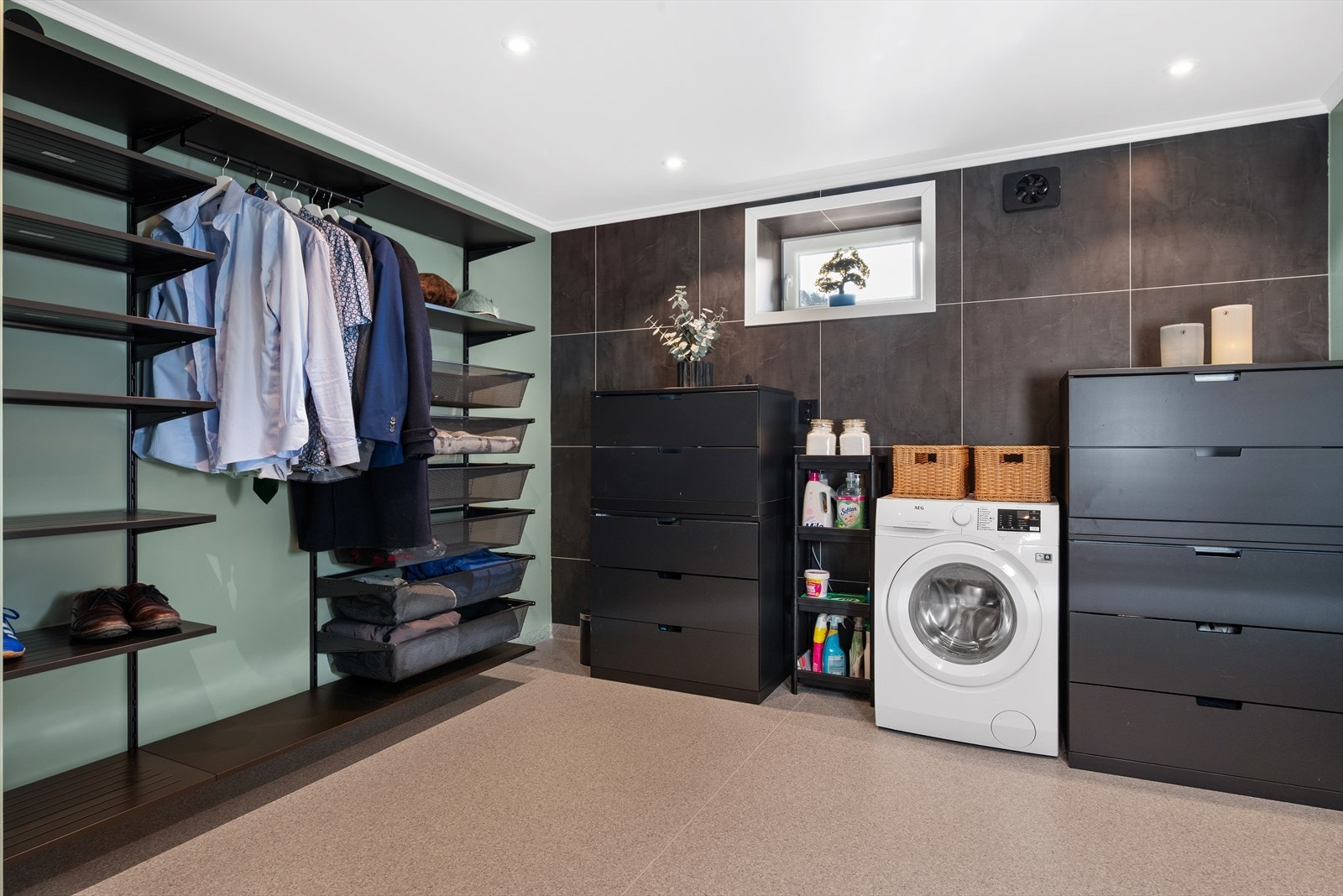 Stort, fint og praktisk vaskerom pusset opp i 2023 Galleribilde