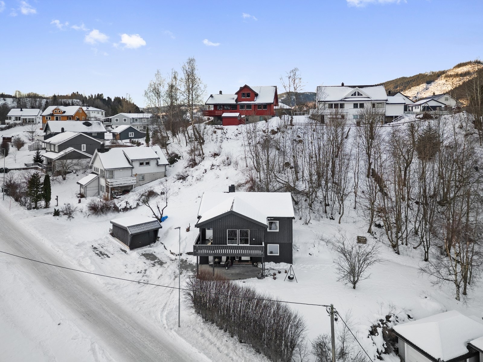 Eiendommen ligger usjenert til, sentralt på Lundamo med flott utsikt Galleribilde