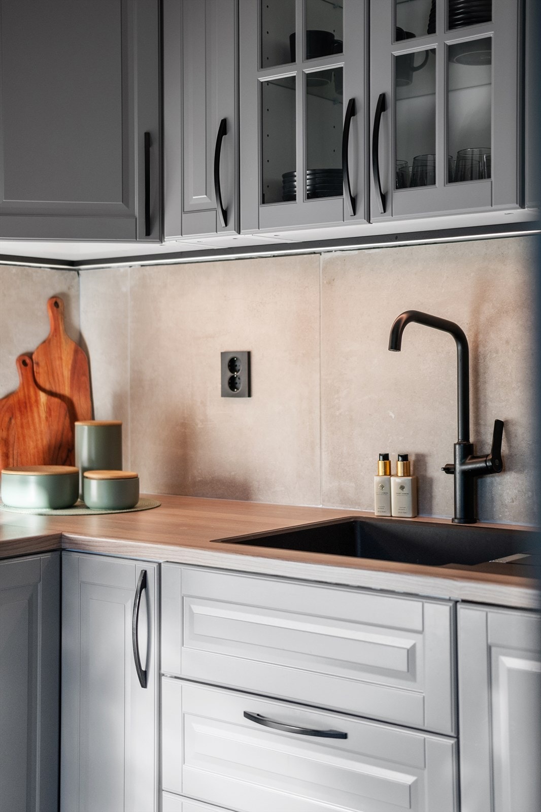 Kjøkkenet har integrert kjøl/fryseskap, stekeovn, mikroovn, platetopp og oppvaskmaskin Galleribilde