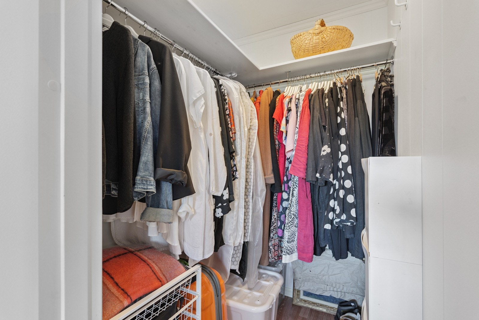 Walk in closet på soverommet Galleribilde