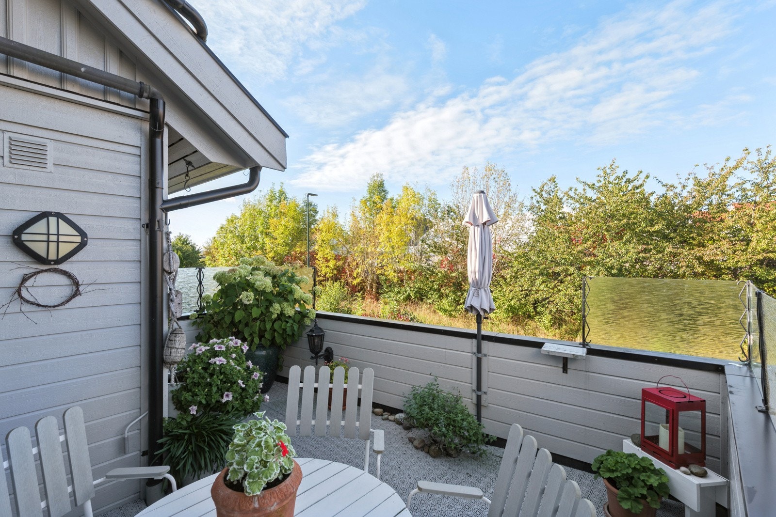 Boligen har flere nydelige og solrike uteplasser. Her er balkongen utenfor stuen Galleribilde