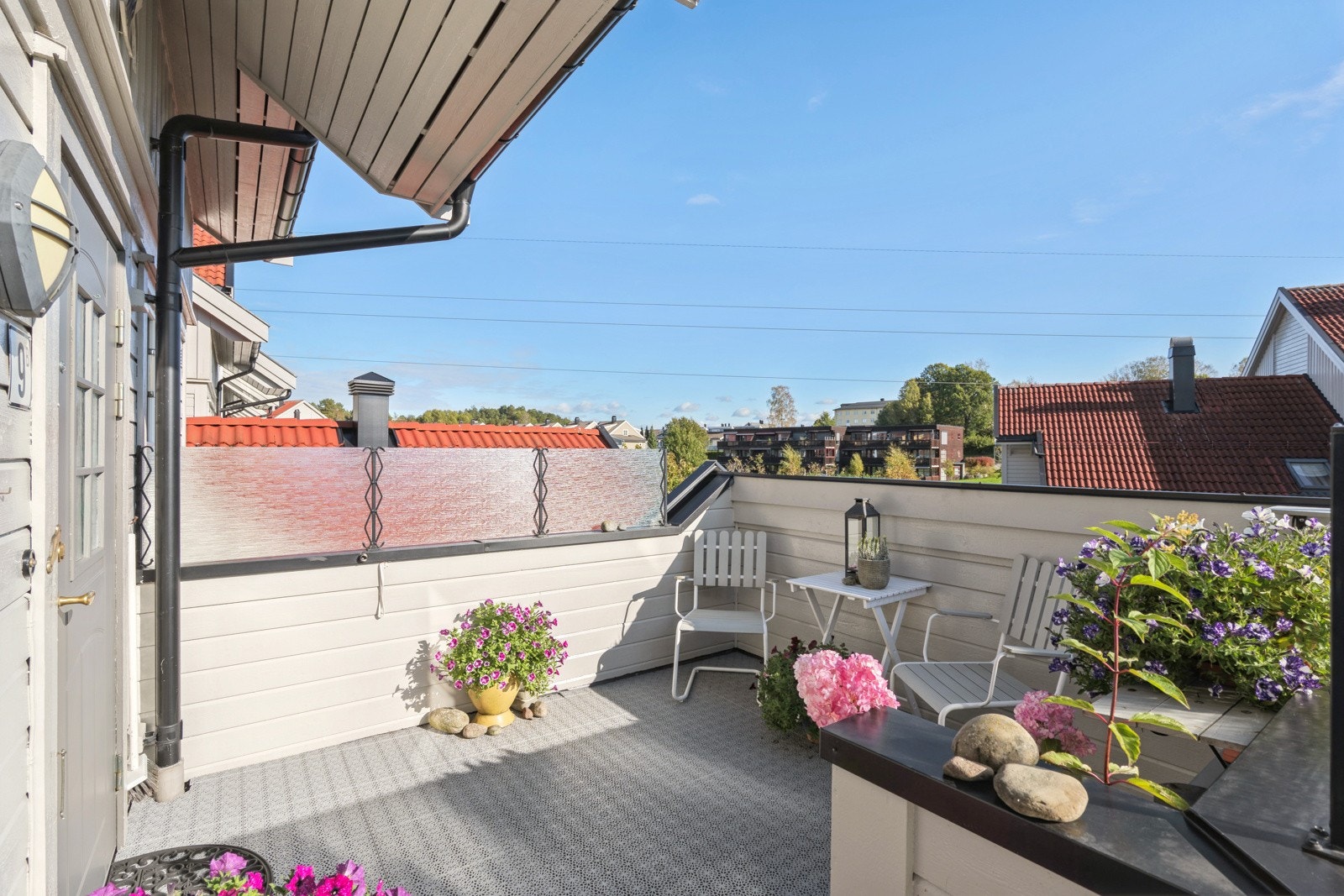 Velkommen inn! Det er plass til en liten sittegruppe på altan ved inngangsparti. Her kan man nyte morgenkaffen. Galleribilde