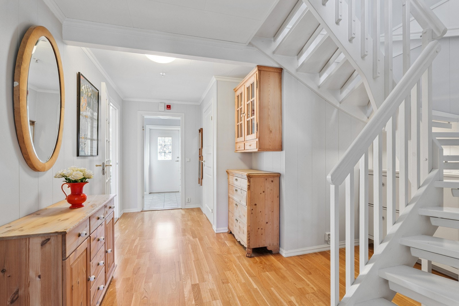 Hall med trapp opp til boligens øvre plan Galleribilde