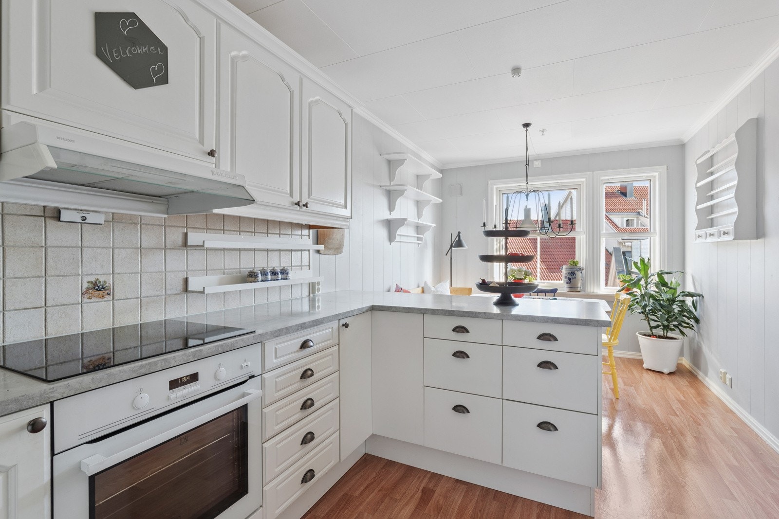 Kjøkken hvor oppvaskmaskin og stekovn med platetopp medfølger. Ny avtrekksvifte i 2025 Galleribilde