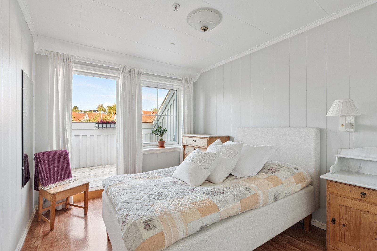 Soverom med utgang til en altan Galleribilde