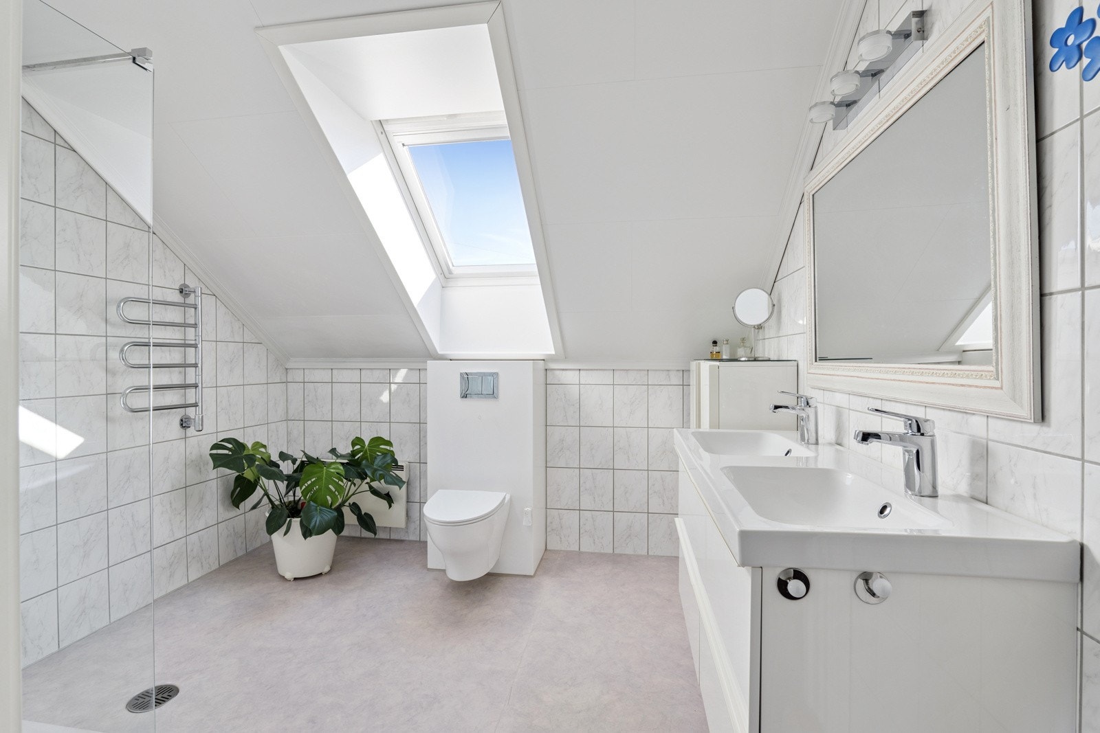 Fint og romslig bad i øverste etasje. Innredning, dusj og toalett Galleribilde