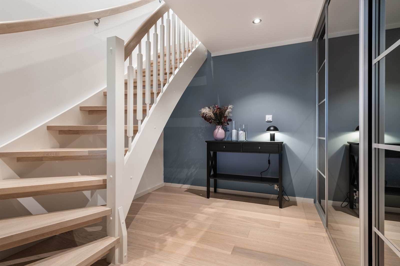 Stor garderobe med plass for mye oppbevaring. Galleribilde