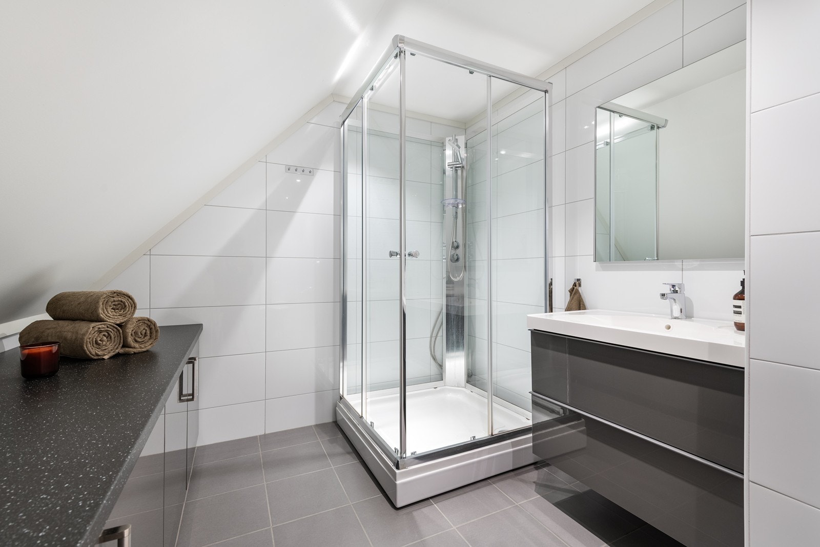 Smart lagring langs skråvegg gjør at man har masse god oppbevaring. Galleribilde