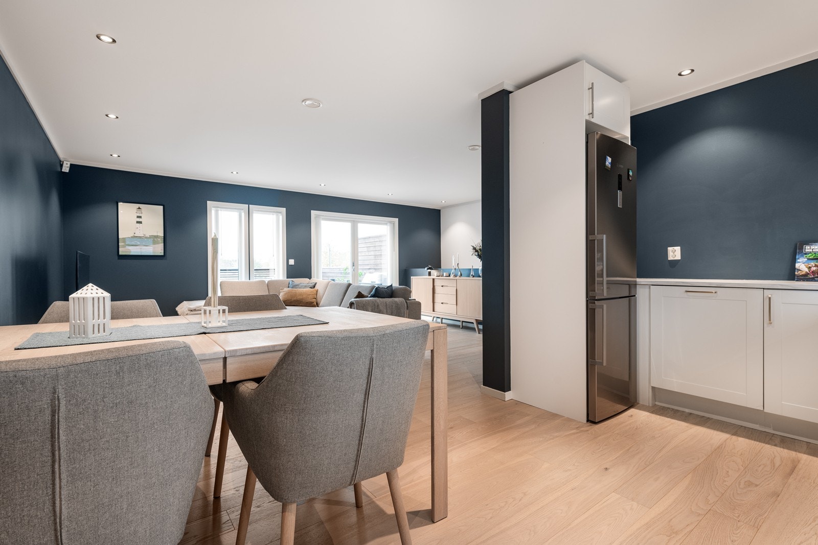 Flott plass for spisegruppe som deler av rommet Galleribilde