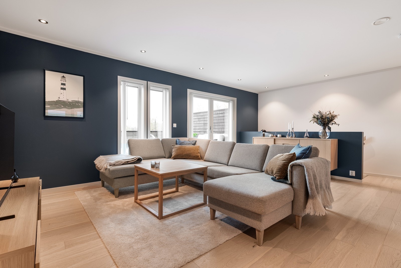 Stuen er romslig med godt av plass for stor sofagruppe. Galleribilde