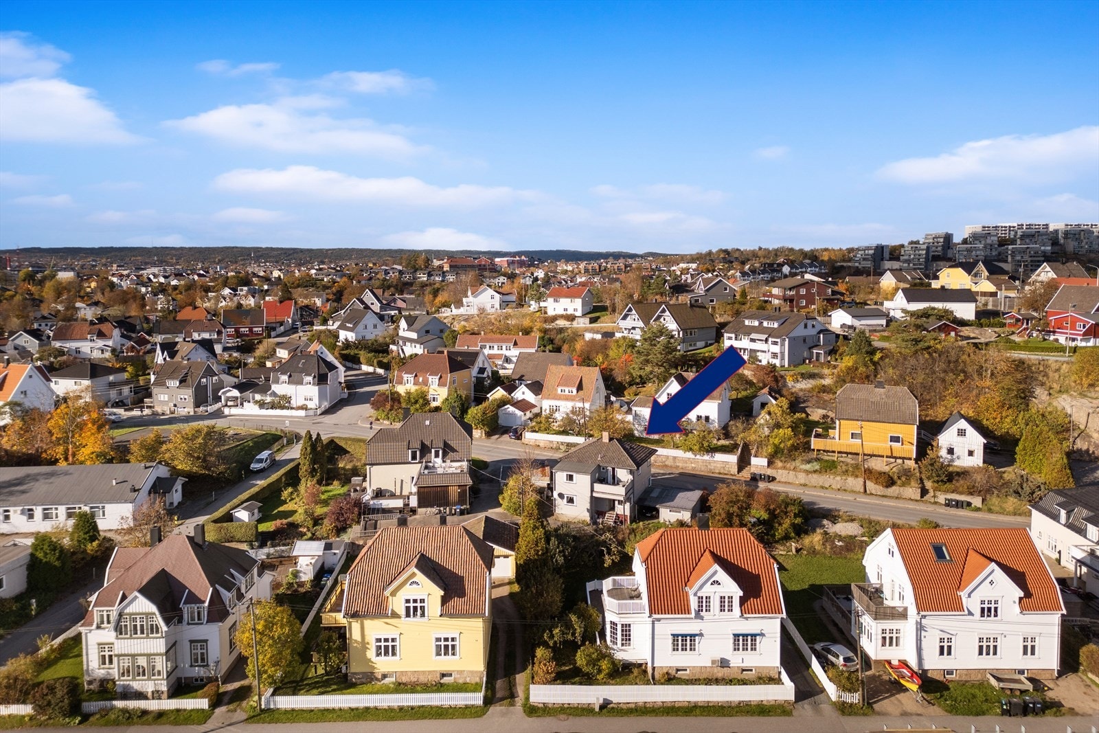 Brønneløkkveien 17 er en tomannsbolig i et etabler boligområde på Lahelle i Fredrikstad. Galleribilde