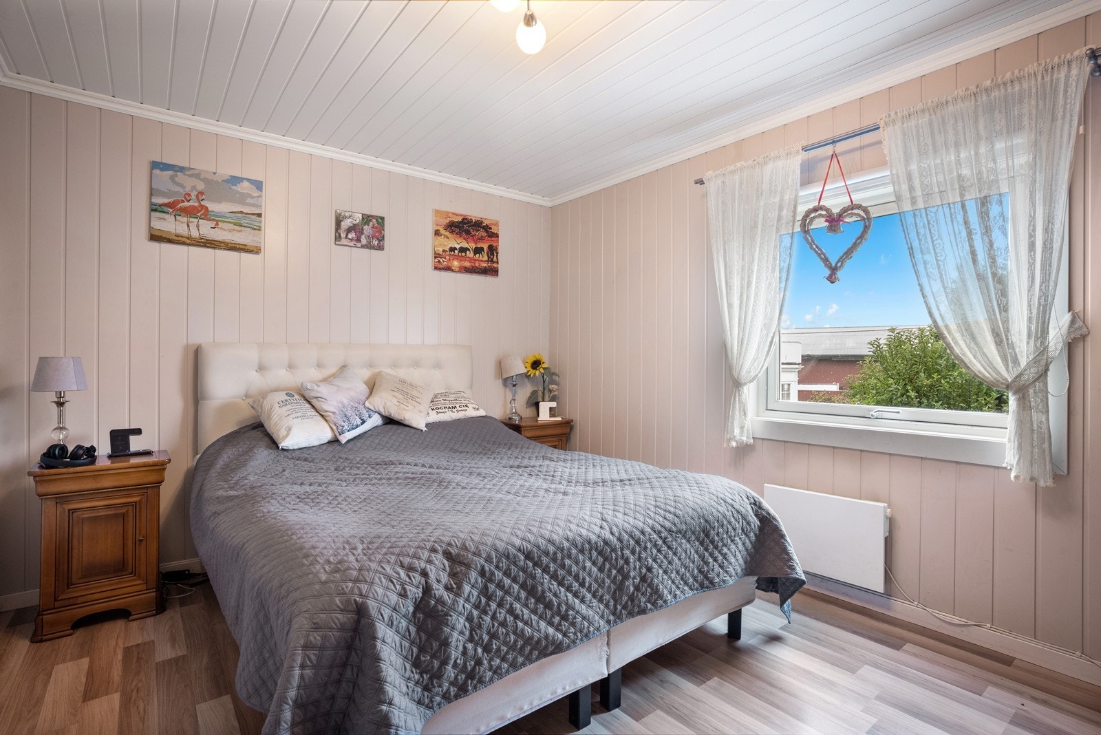 Soverom i 1. etasje med plass til dobbeltseng og nattbord. Galleribilde