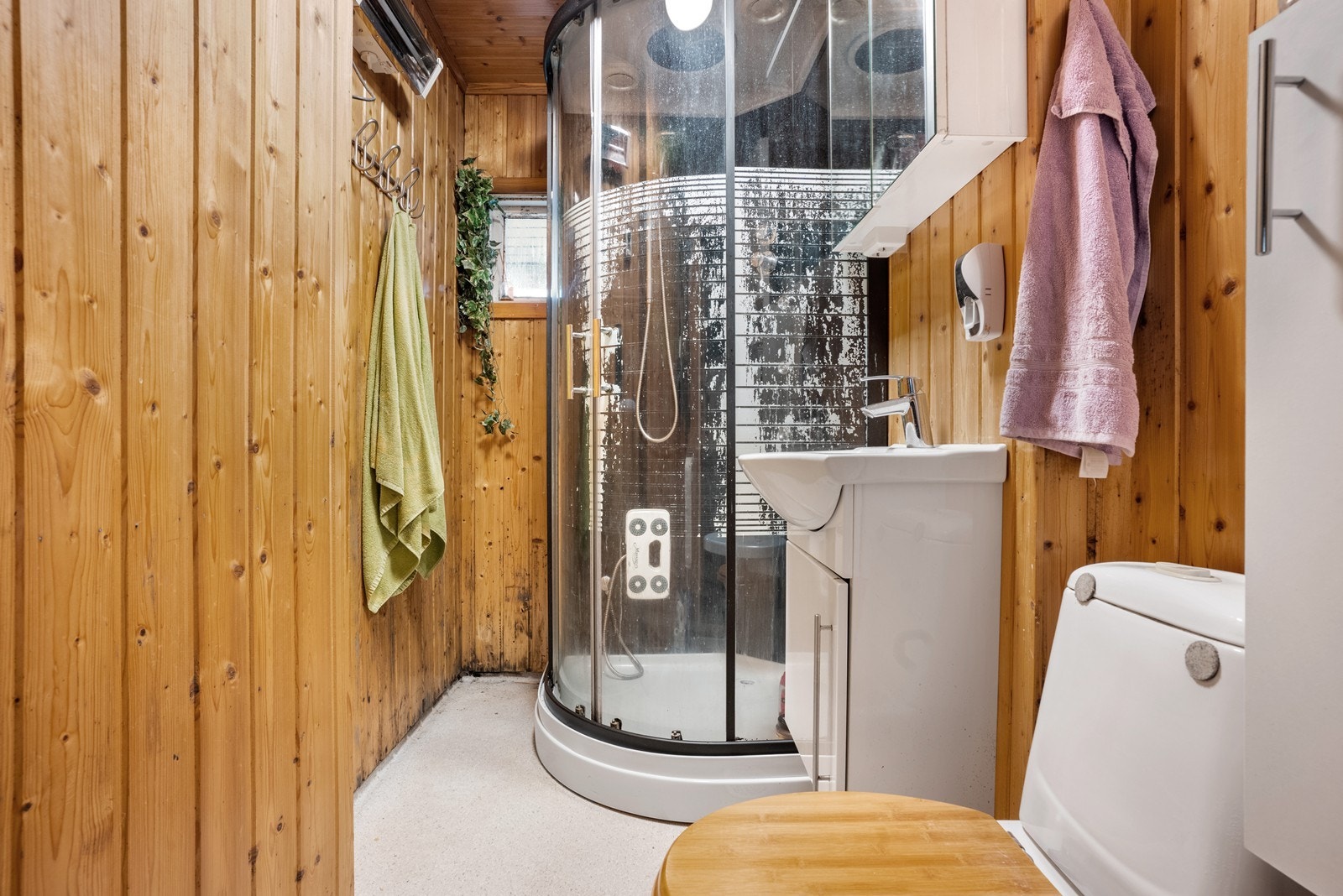 I 1. etasje er det eldre baderom som ikke oppfyller kravene til våtrom. Rommet må oppgraderes for å tåle normal bruk etter dagens standarder. Galleribilde