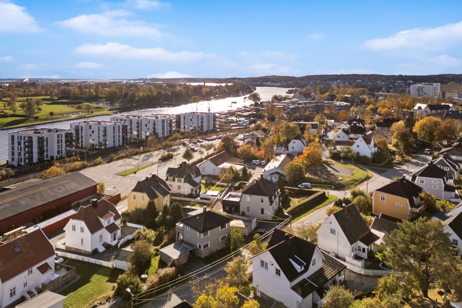 Det er 2 garasjer som medfølger eiendommen Galleribilde