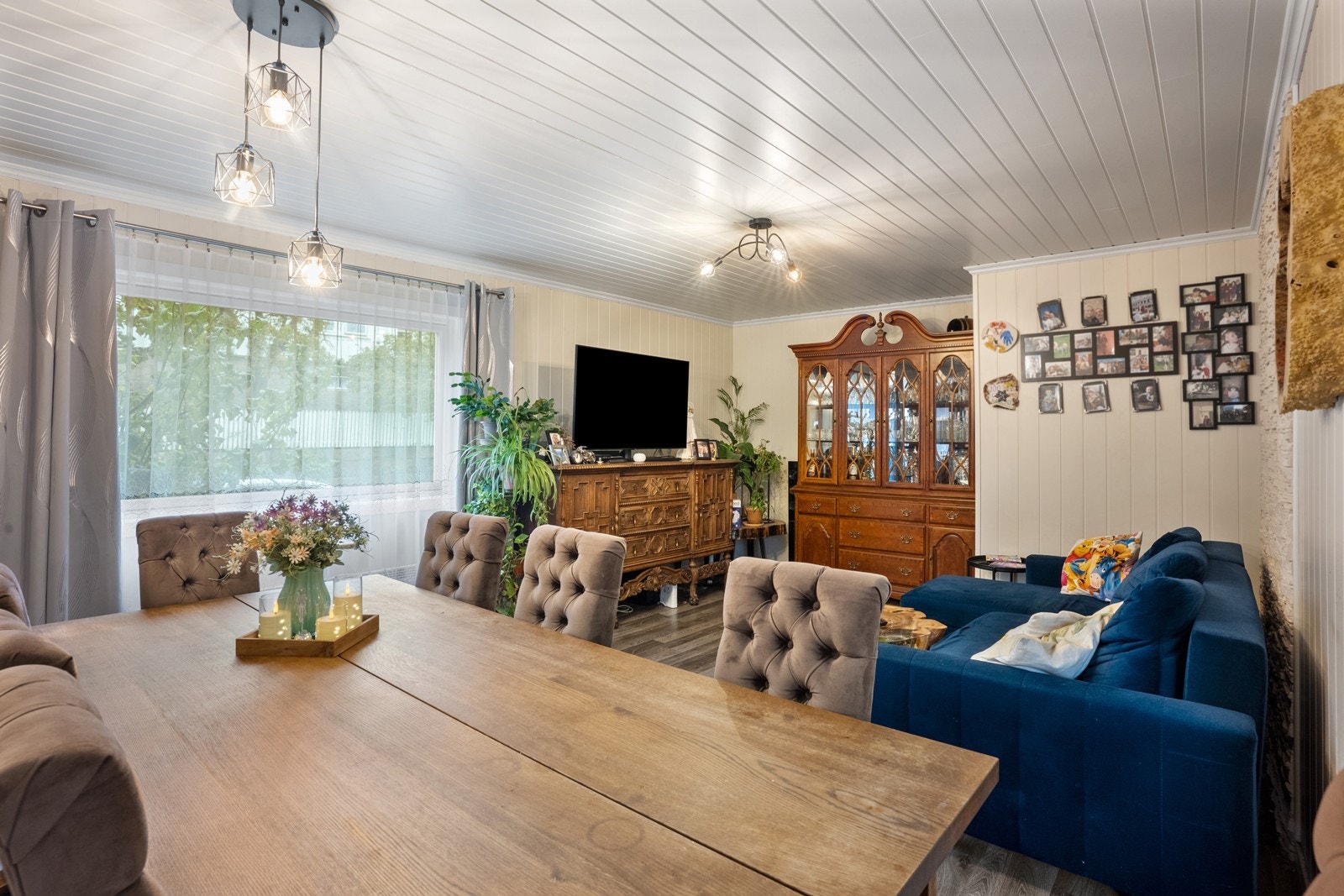 Stuen i 1. etasje har plass til både soafagruppe og spisestue. Galleribilde